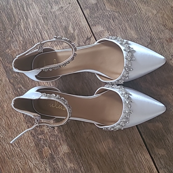 Lulu's white satin heels - Picture 2 of 4